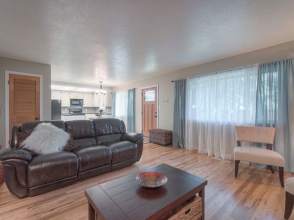 4th image of 1885 Grandview Ct