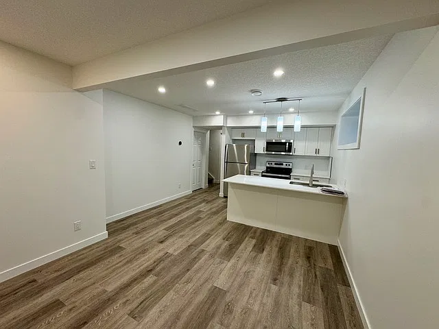2 Bed 1 Bath Suite Rosenthal Edmonton — Photo 2