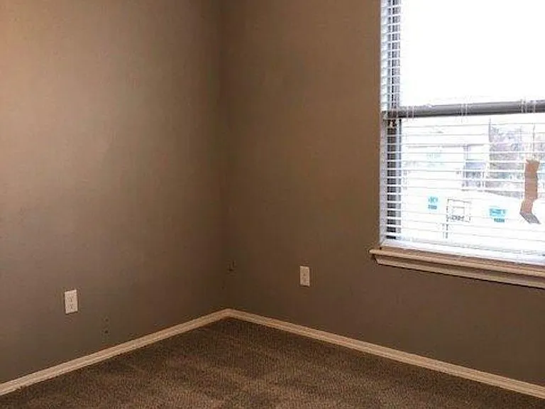 600 SW Loudon Dr #1 — Photo 10