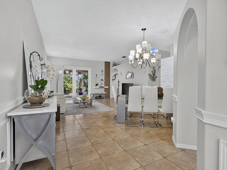 716 Lake Wellington Dr — Photo 5