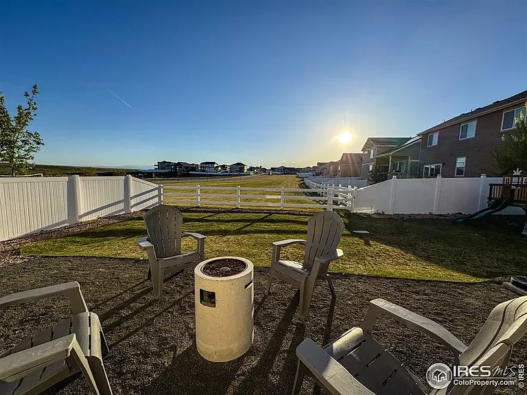 985 Axis Dr — Photo 21