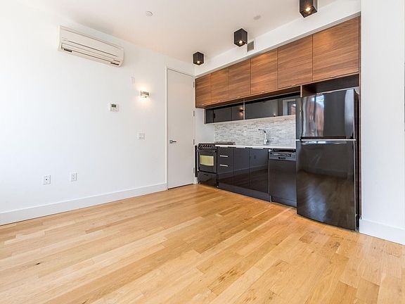 3rd image of 72 Maujer St #2L