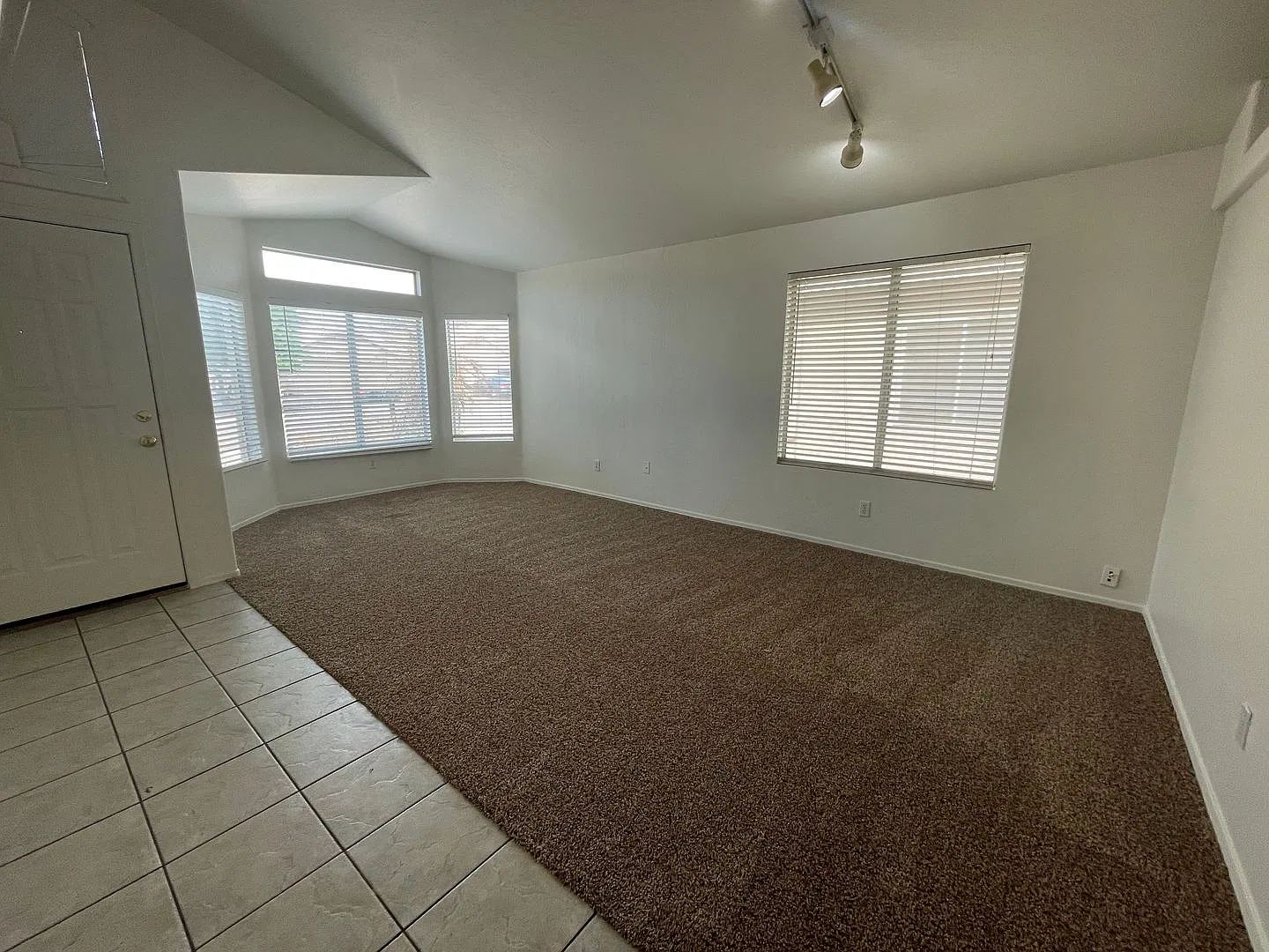 Ideal 3 Br 2 Ba 2 Cg Home Near W Union Hills and Loop 101 in Peoria — Photo 3