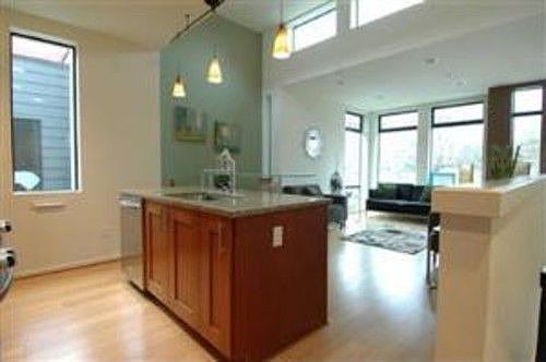 5th image of 1822B 11th Ave W