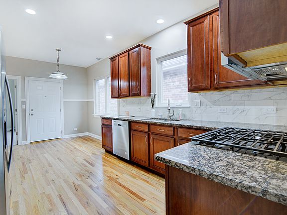 4th image of 5922 N Milwaukee Ave Unit 3
