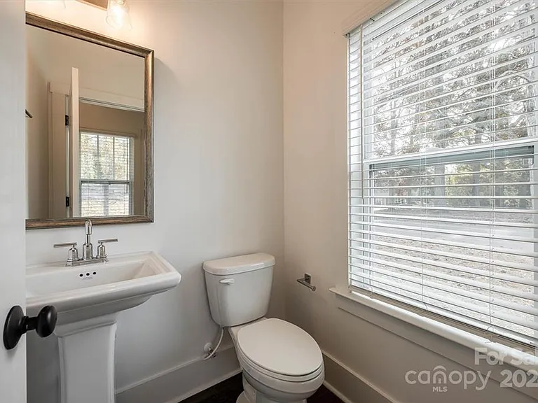 1241 Eastway Dr — Photo 11