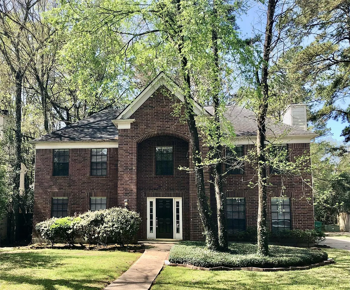 Photo 1 of 19 - 75 Breezy Point Pl - The Woodlands, TX Primary Photo - 75 Breezy Point Pl