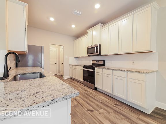 4th image of 2104 Meadow Dr