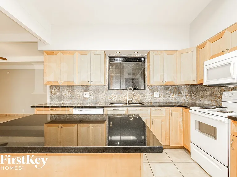 2028 W Schell Dr — Photo 6