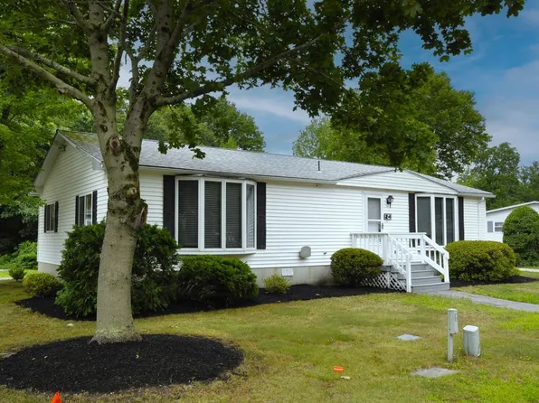 24 Leisurewoods Dr, Rockland, MA 02370