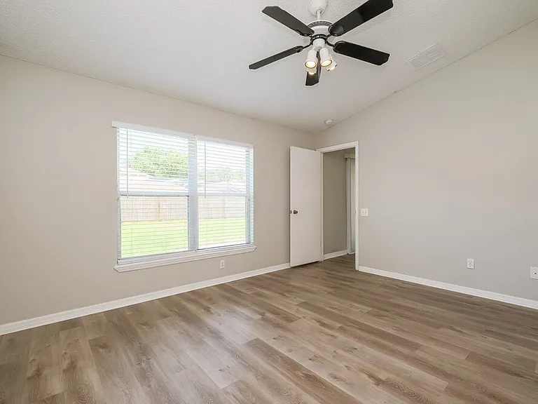 10408 Hallmark Blvd — Photo 9