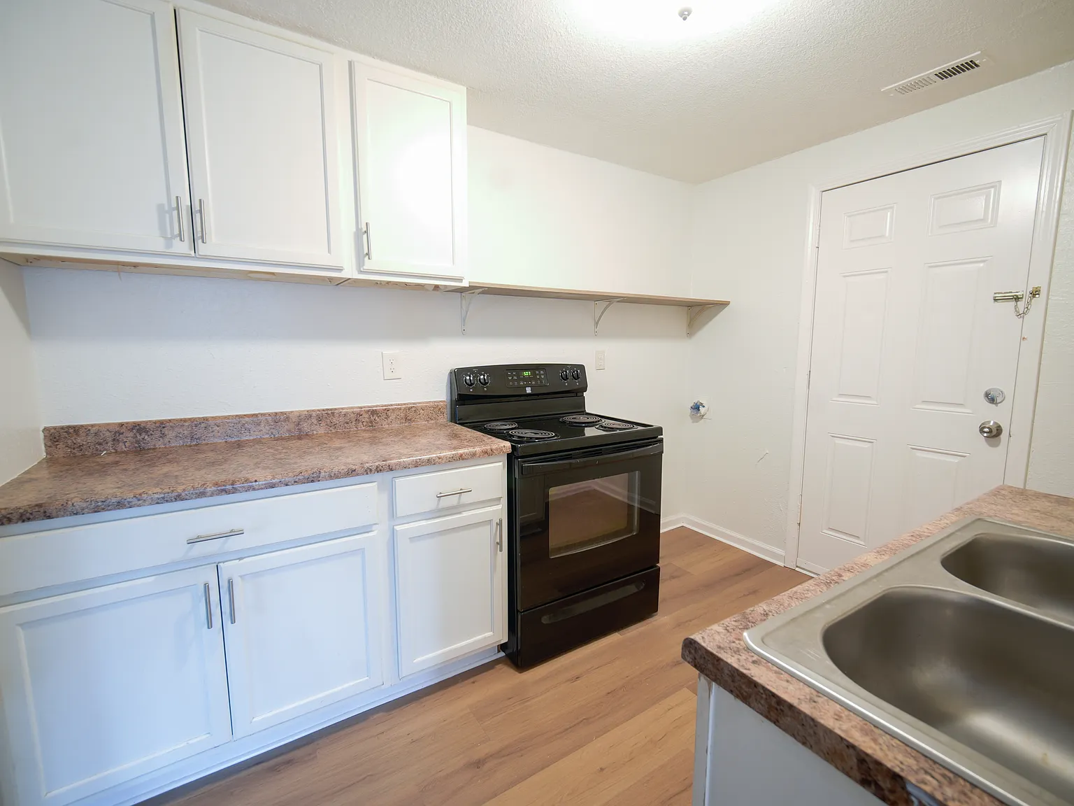 2 bed, $825 — Photo 1
