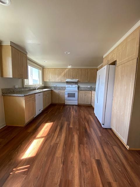 Spacious Kitchen w/ lots of counter space and cabinets