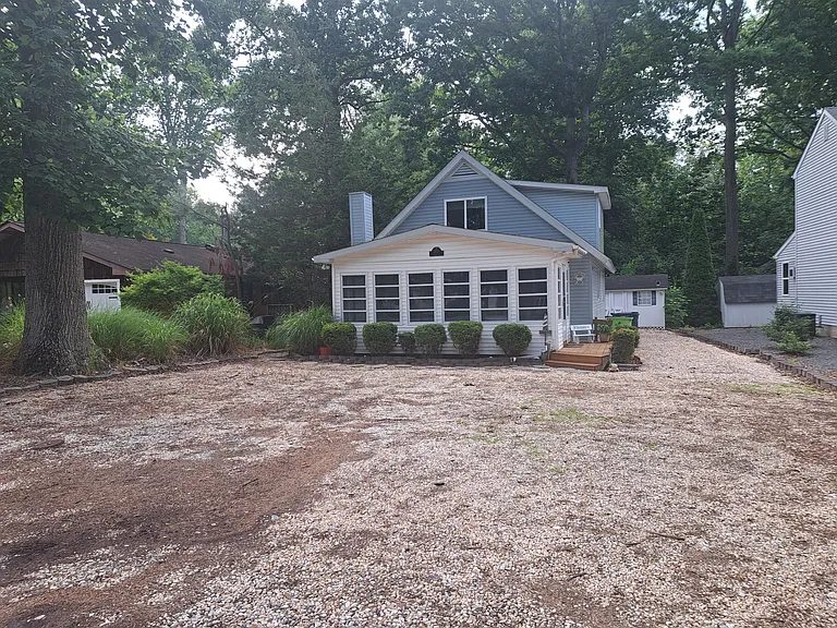 23020 Linden Dr — Photo 2