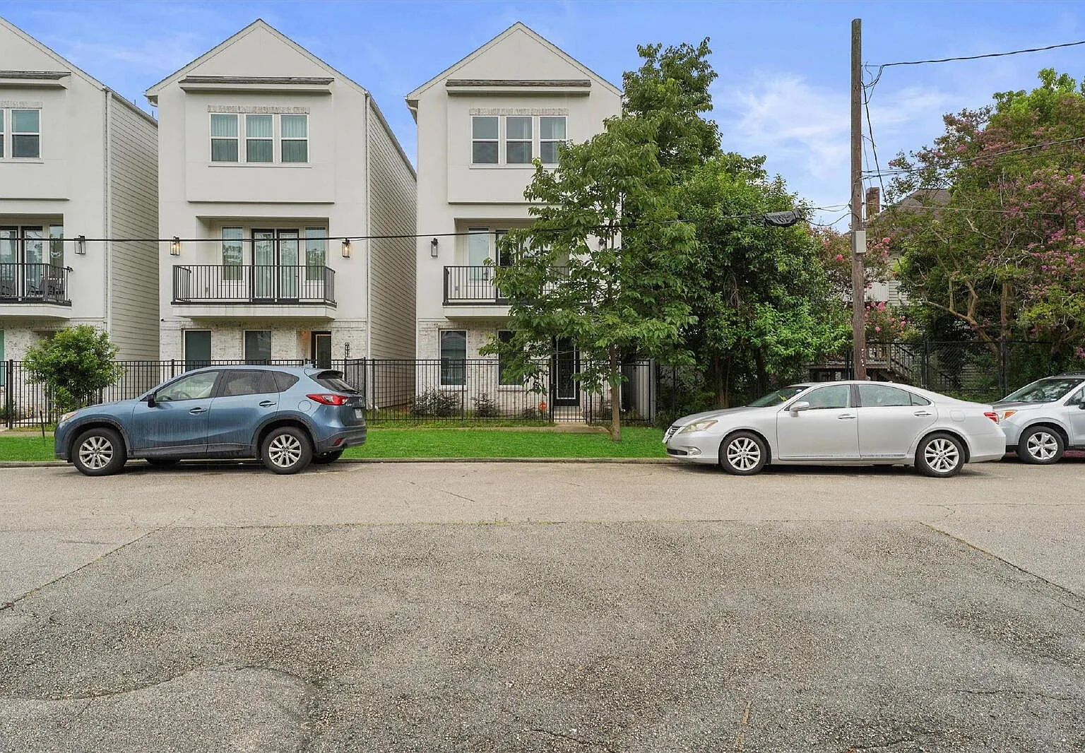 3 bed, 3.5 bath, 2217 sqft, $3,200 — Photo 2