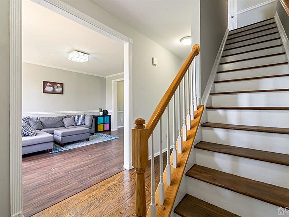 3rd image of 17 Edinburg Ln