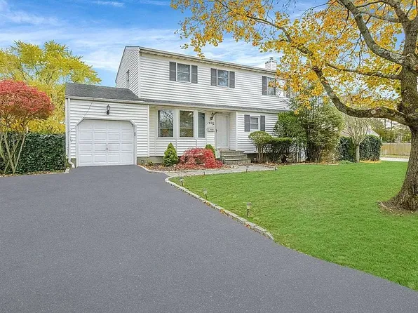 1400 Wave Ave, Medford, NY 11763
