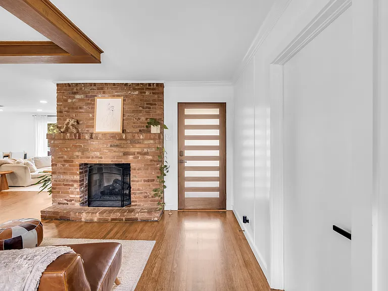 403 S Lois Ln — Photo 6