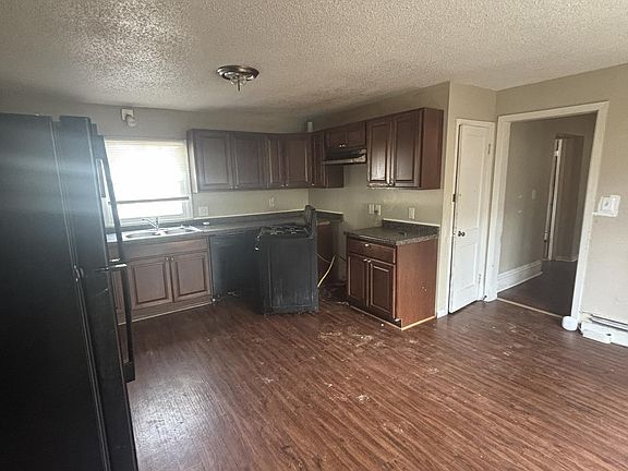 4th image of 981 Burr St