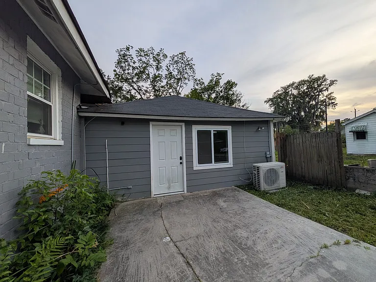 1325 E 40th St #B — Photo 1