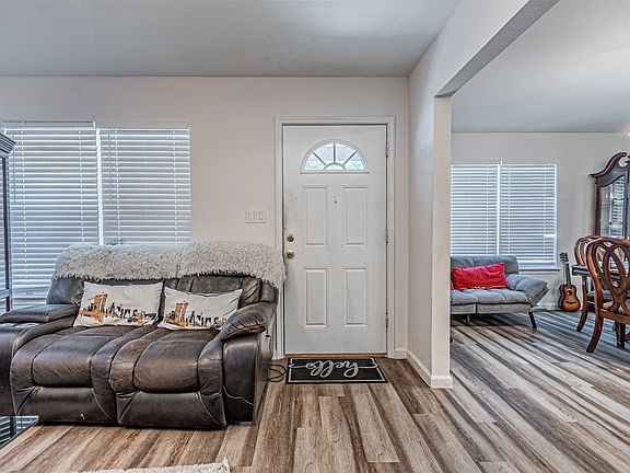 4th image of 1109 E Ave
