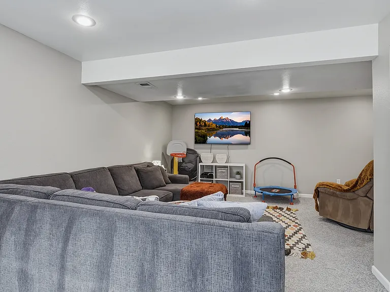 2114 Meadow Dr — Photo 21