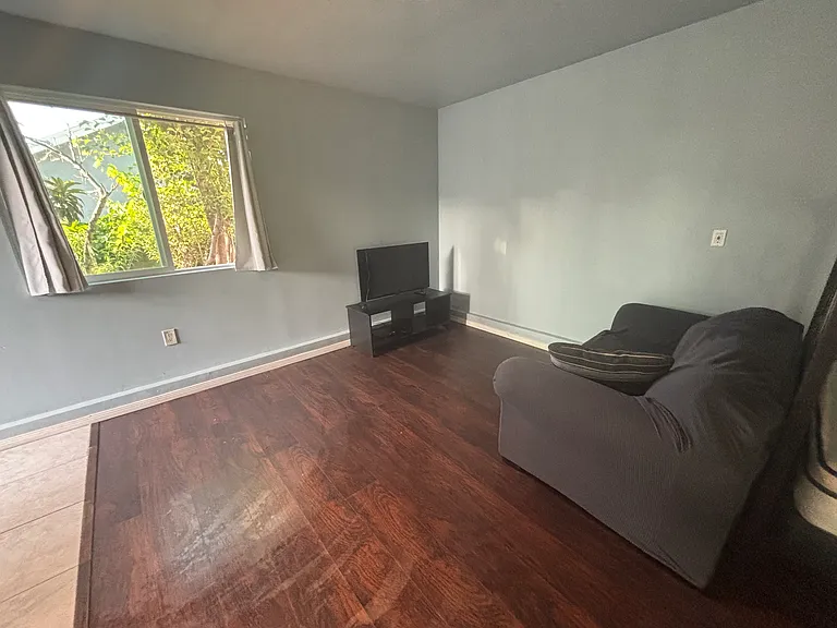 2307 W 74th St #B — Photo 7
