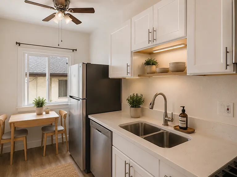 1623 N Mariposa — Photo 11