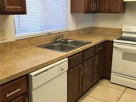 4th image of 910 SE 14th Ter APT 2