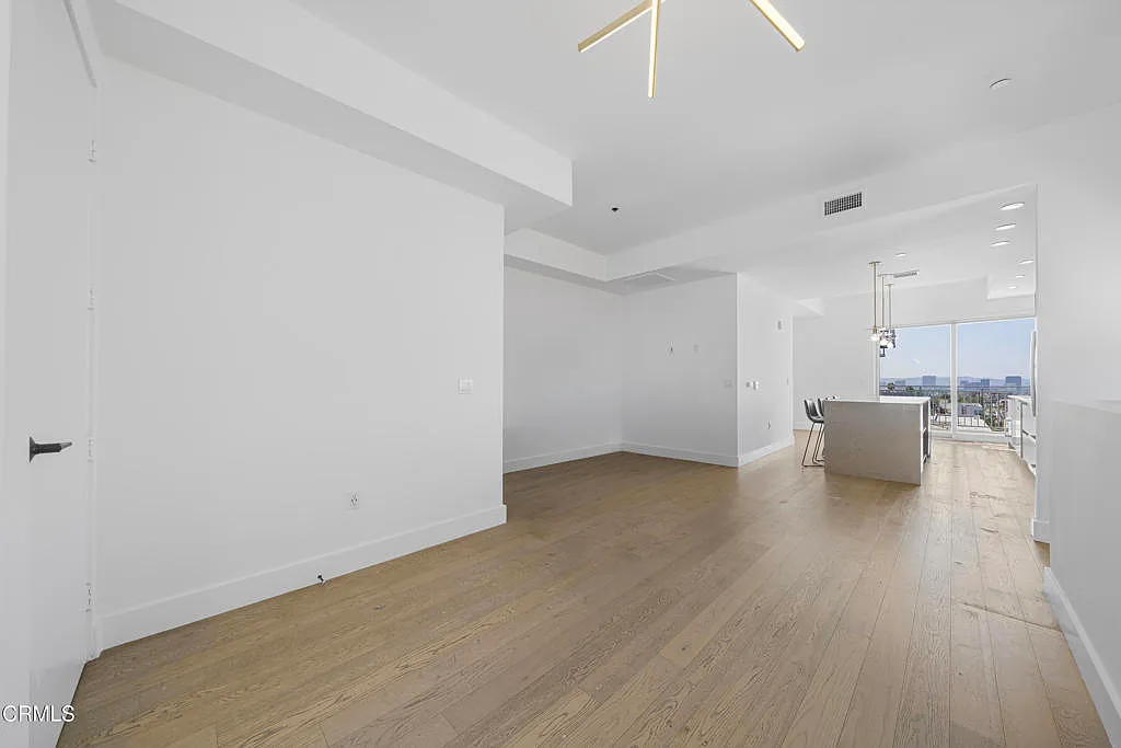 2 bed, 2.5 bath, 1350 sqft, $6,000 — Photo 4