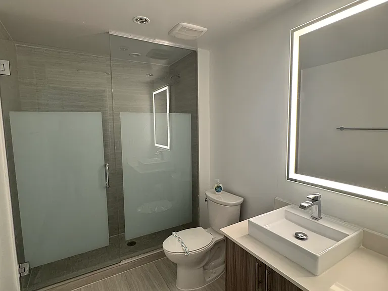 445 NE 39th St #202 — Photo 8