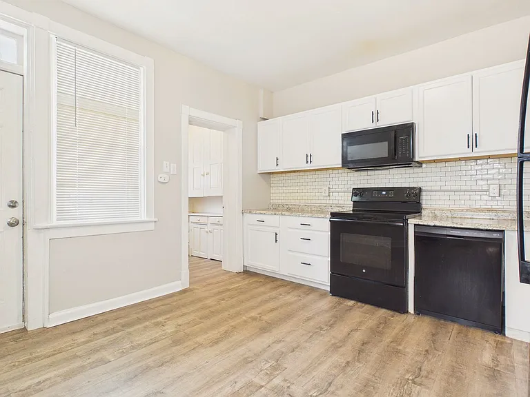 2614 Lexington St — Photo 2