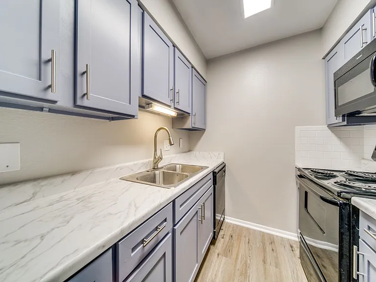 The Oaks Apartments At Medical Center — Photo 32