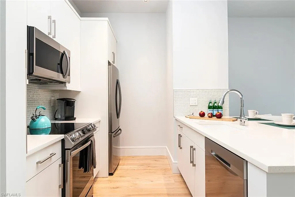 1 bed, 1.0 bath, 691 sqft, $11,025 — Photo 4