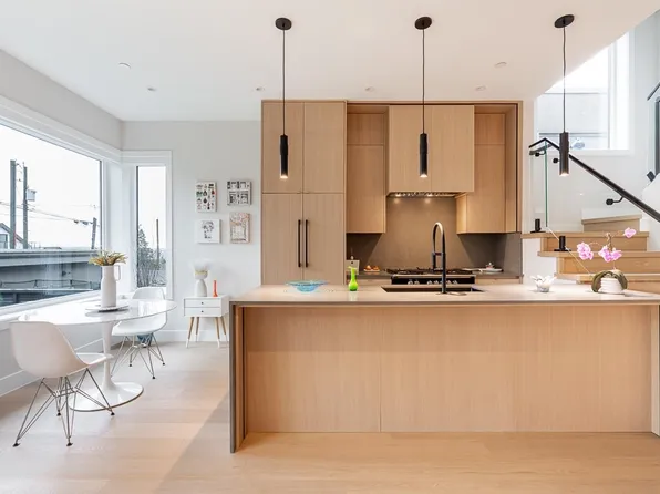 3674 Oxford St #2, Vancouver, BC V5K 1P3