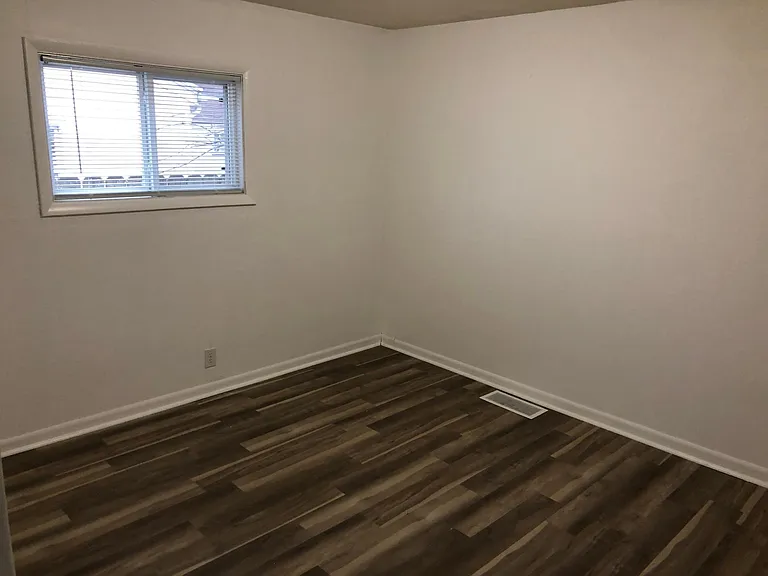 512 E Woodside St — Photo 8