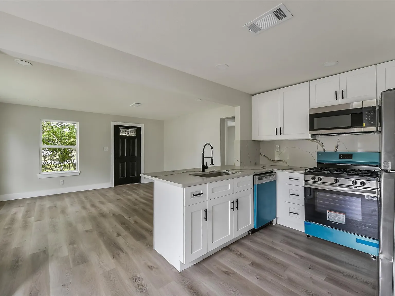2 bed, 1.0 bath, 1036 sqft, $1,450 — Photo 3