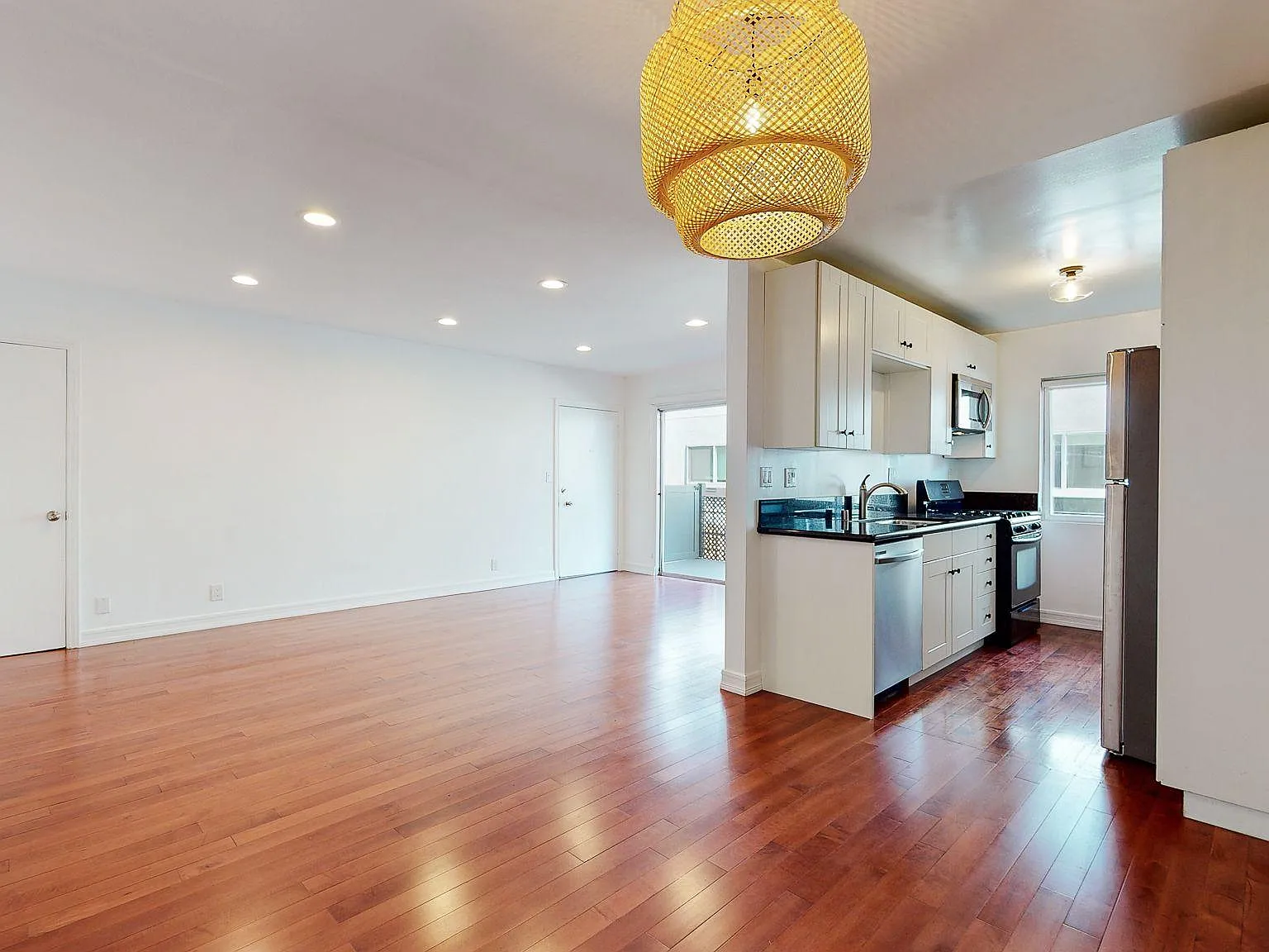 2 bed, 950 sqft, $3,995 — Photo 1