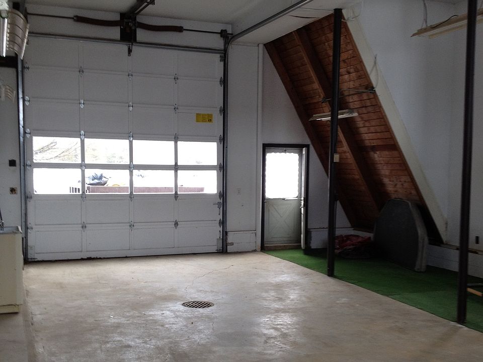 Large Garage with Bay door