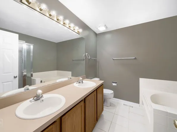 737 Bent Ridge Ln, Elgin, IL 60120