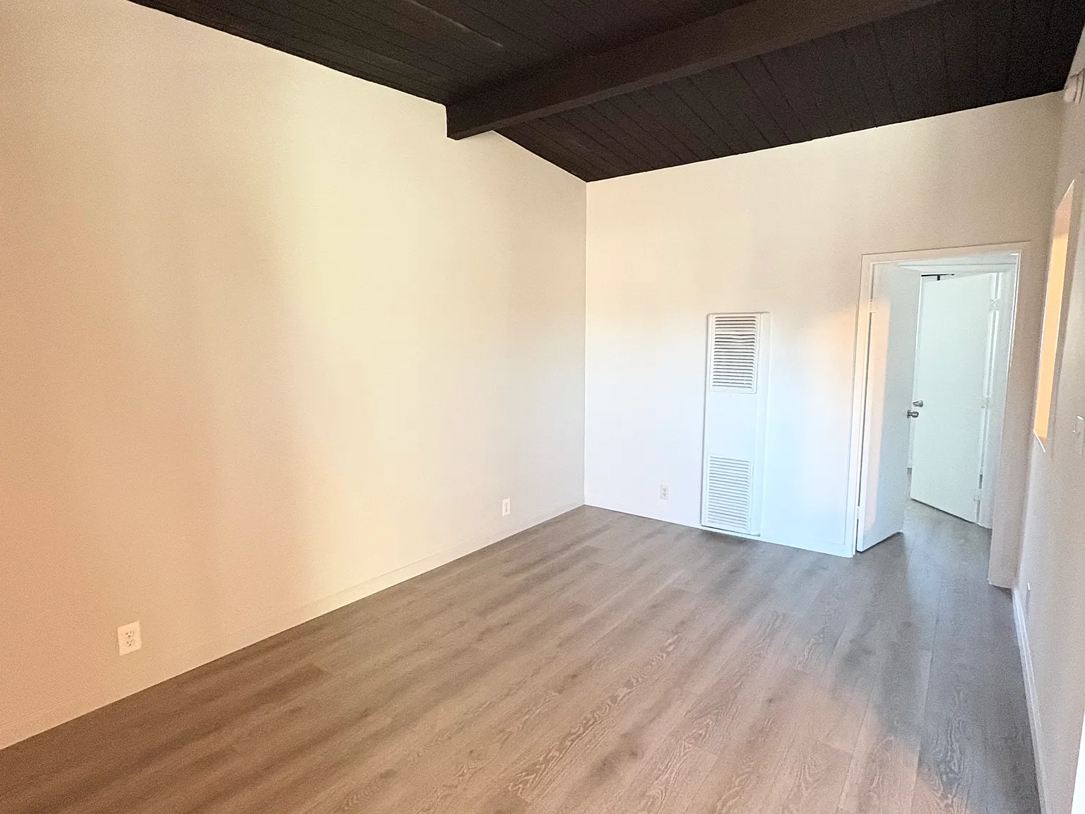 7559 Whitsett Ave — Photo 4