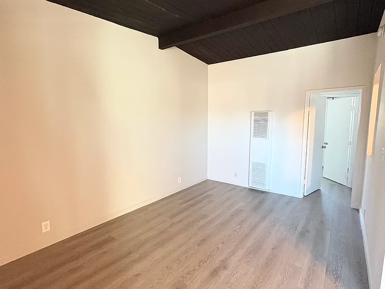 7559 Whitsett Ave — Photo 4