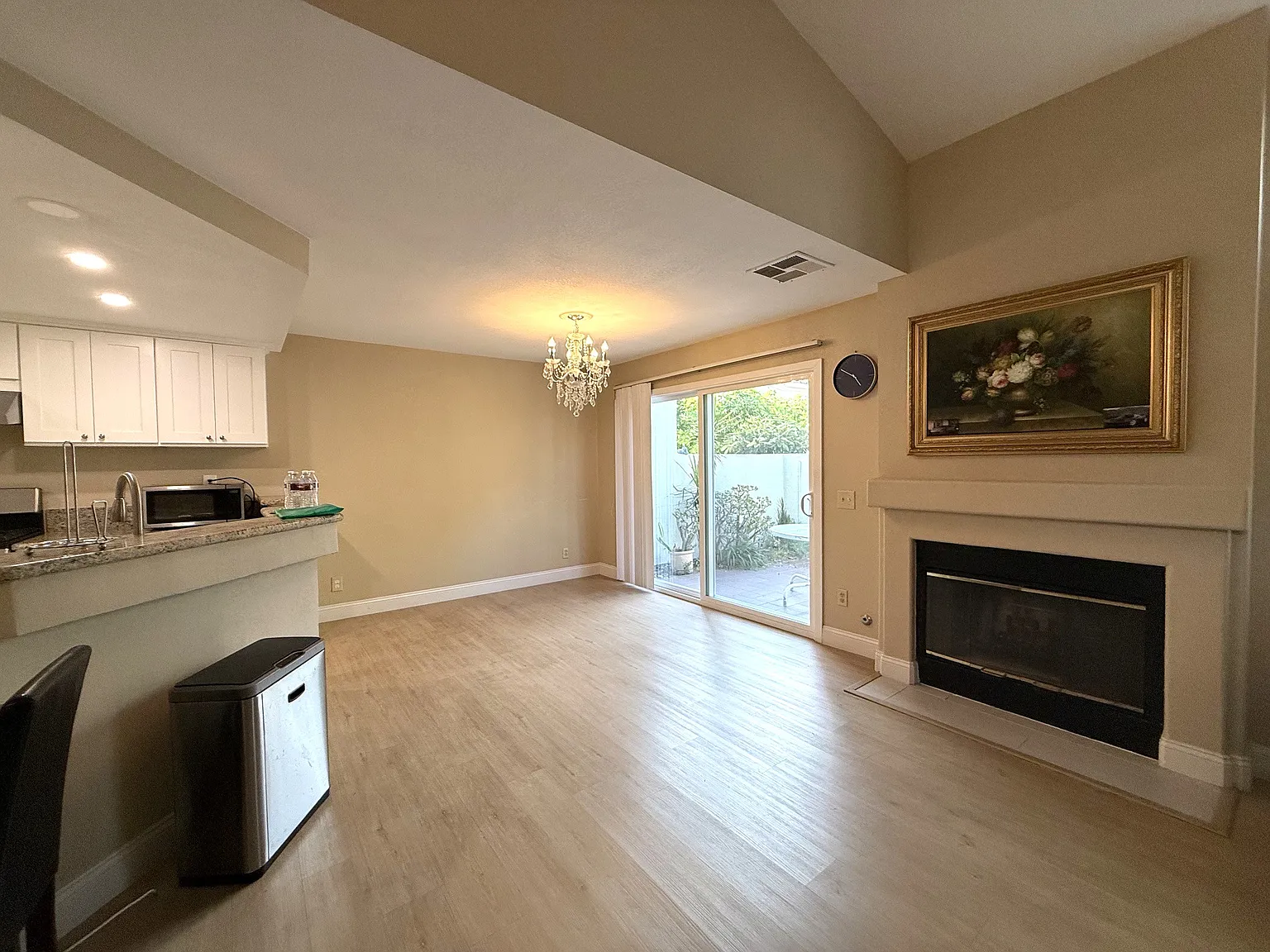 3 bed, 2.5 bath, 1438 sqft, $4,150 — Photo 2
