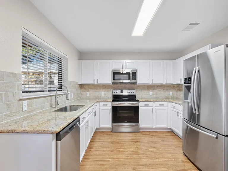905 Lodosa Dr — Photo 4
