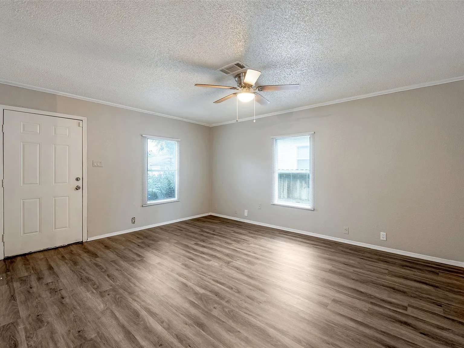 3 bed, 2.0 bath, 1080 sqft, $1,400 — Photo 3