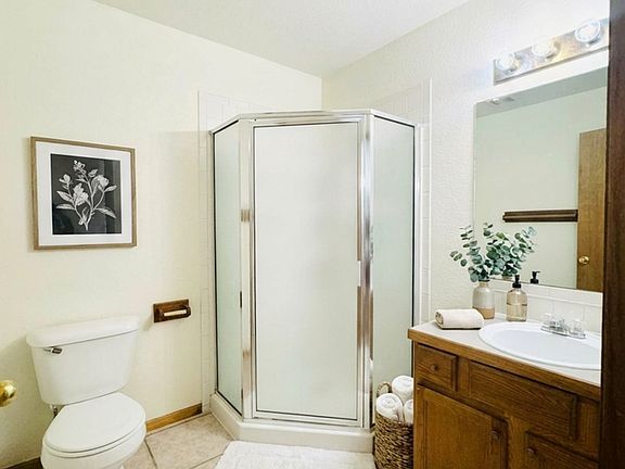 5th image of 990 Winona Cir