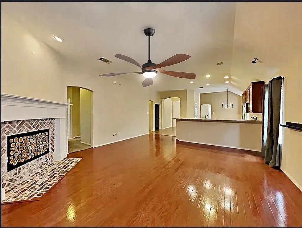 4 bed, 1972 sqft, $2,450 — Photo 3