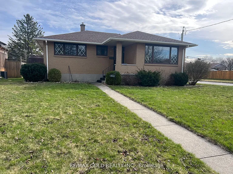 979 Wellington St — Photo 2