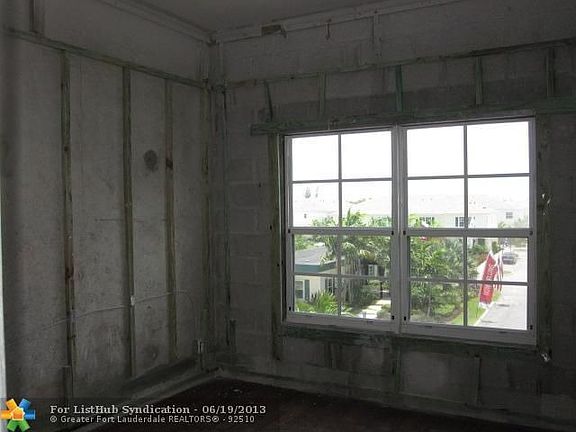 4th image of 698 SW 1st Ave #698