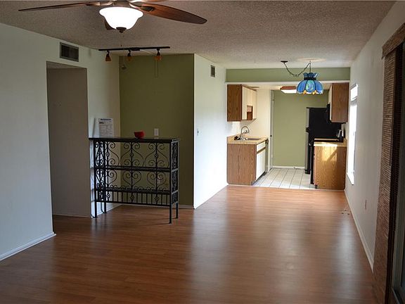 2nd image of 1014 Plantation Dr APT A11